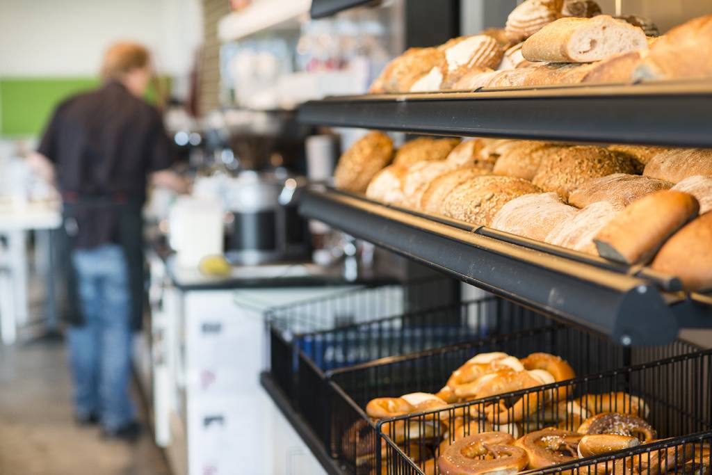 Verkäuferin im Caféhaus am Flughafen Friedrichshafen beim Backwarenverkauf