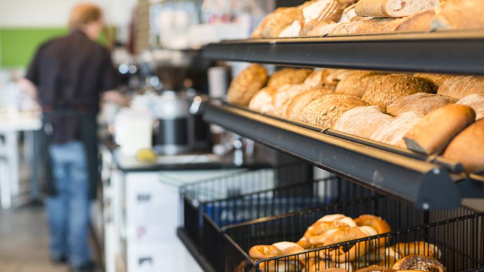 Verkäuferin im Caféhaus am Flughafen Friedrichshafen beim Backwarenverkauf